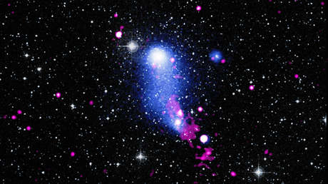 La NASA muestra un impresionante 'puente' de gas formado por la colisión de dos cúmulos galácticos