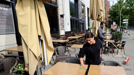 Un café en Alemania adopta un gracioso 'sistema' para que sus comensales respeten el distanciamiento social