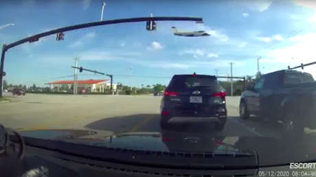 VIDEO: Una avioneta se engancha en un tendido eléctrico y se estrella cerca de un centro comercial