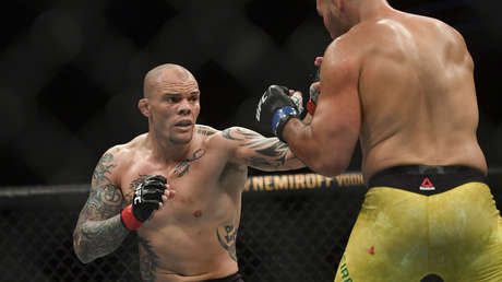 VIDEO: Luchador de UFC entrega varios dientes al árbitro mientras recibe una paliza brutal