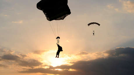 VIDEO: Dos paracaídistas se estrellan contra un árbol tras sufrir un desperfecto