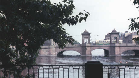 Transeúntes rescatan a un hombre subido al techo de su auto luego de caer en un río (FOTOS, VIDEO)