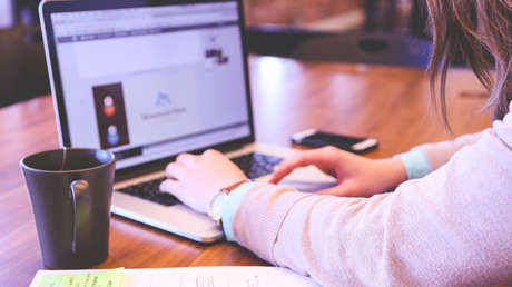 VIDEO: Una profesora acaba su clase en línea, olvida apagar el micrófono e insulta a sus alumnos