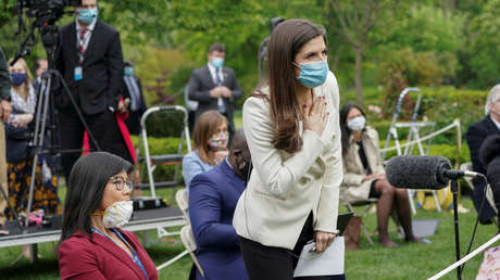 VIDEO: Una reportera de CNN es sorprendida quitándose la mascarilla al término de una rueda de prensa