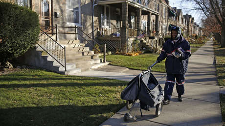 VIDEO: Una repartidora interrumpe un TikTok de dos amigas, les roba el protagonismo y se vuelve viral