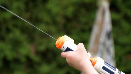 FOTOS: Un sacerdote usa una pistola de agua para bendecir de forma segura y se vuelve viral