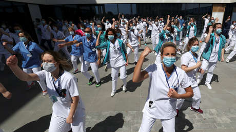 Sanitarios dan la espalda a la primera ministra de Bélgica en señal de protesta por la gestión del covid-19