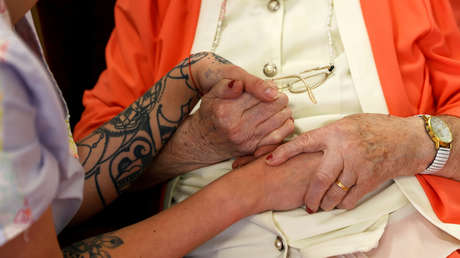 Una británica habla sobre su madre fallecida por covid-19 en un asilo: "Es horrible cuando no puedes verlos ni tomarlos de la mano"