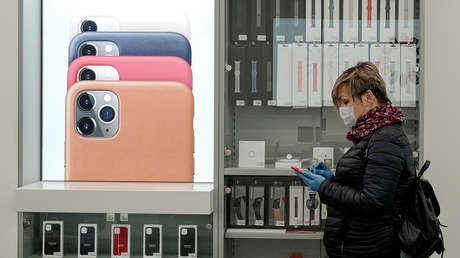 Apple lanza una actualización que facilita usar el iPhone durante el covid-19 (con una forma más rápida de desbloquearlo si el usuario lleva máscara)