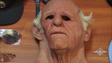 Un hombre se hace pasar por un trabajador anciano de una empresa de traslado de fondos para robar en cajeros automáticos (VIDEO)