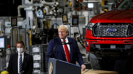 FOTO: Donald Trump se pone finalmente una mascarilla y cuenta cómo fue