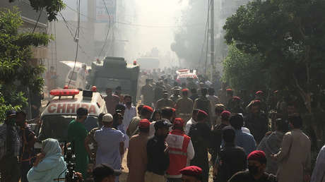 Un avión con 99 personas a bordo de Pakistan International Airlines se estrella en un barrio residencial cerca del aeropuerto de Karachi (VIDEO)