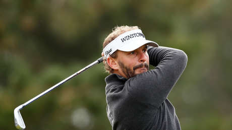 VIDEO: Un golfista practica el distanciamiento social durante un entreno y "casi mata" a su novia