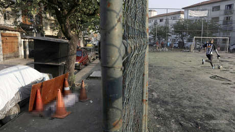 Un cadáver permaneció 30 horas en una calle de Río de Janeiro junto a una cancha en la que unos chicos jugaban al fútbol