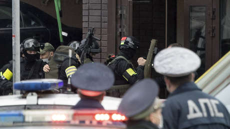 VIDEO: Un atacante toma a varios rehenes en un banco de Moscú y amenaza con detonar una bomba