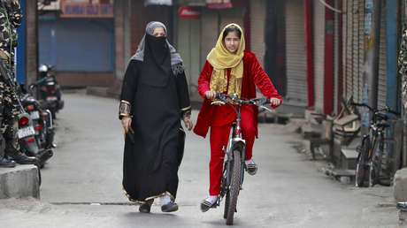 Una niña de 15 años pedalea 1.200 km con su padre a cuestas para volver a su aldea natal ante la crisis del coronavirus