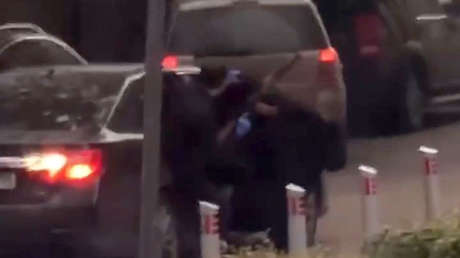 VIDEO: Desconocidos abren fuego con fusiles Kaláshnikov en una calle de Moscú