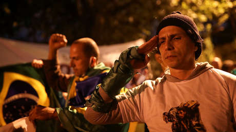 VIDEO: Llaman "asesino" y "basura" a Bolsonaro mientras come un perrito caliente en la calle en plena crisis del covid-19