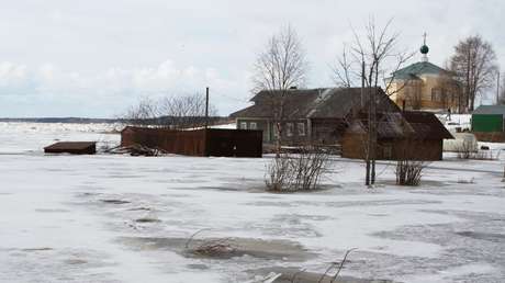 VIDEO: Investigan en Rusia una grabación en la que una mujer salta con dos niños sobre témpanos de hielo en movimiento
