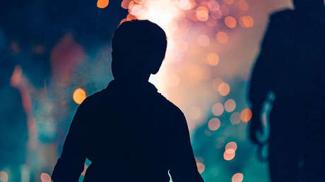 VIDEO: Momento en el que una madre empuja a su hijo a un canal, horas antes de ser encontrado muerto