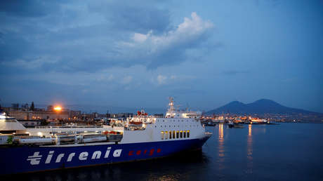 VIDEO: Un barco de pasajeros choca contra las rocas en un puerto de Italia