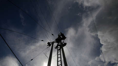 VIDEO: Un niño de cinco años se trepa peligrosamente a un transformador de corriente en la India