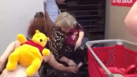 VIDEOS: Una mujer en silla de ruedas ataca con cuchillo a saqueadores en Mineápolis y la rocían con un extintor