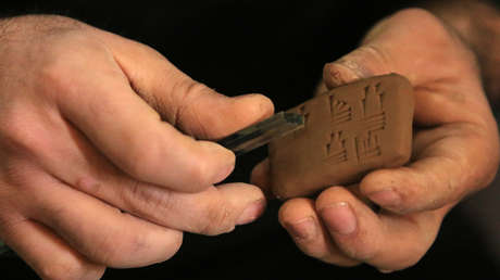 Un niño descubre una tablilla de arcilla de 3.500 años con la imagen de un hombre desnudo y cautivo (FOTO)