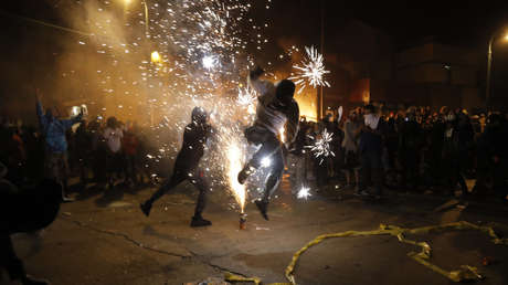 Oficiales de Mineápolis abandonan una estación de policía en medio de incendios y disturbios (VIDEO)