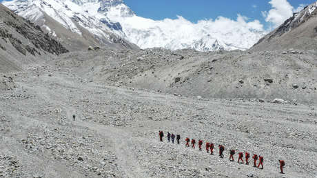 Un equipo de topógrafos chinos hace cumbre en el Everest para establecer nuevamente su altura