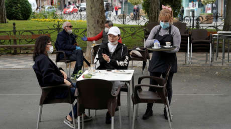 Fiestas, un cumpleaños y un autobús sin seguridad: España identifica cuatro rebrotes mientras avanza en su desescalada