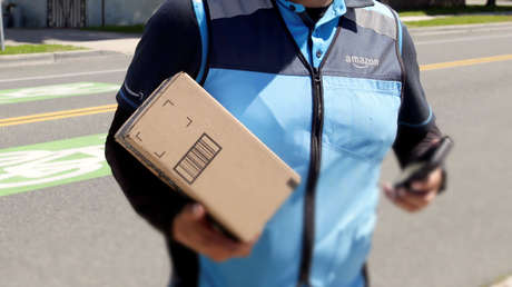 VIDEO: Una mensajera de Amazon reza por el bebé enfermo de unos clientes a los que lleva un paquete