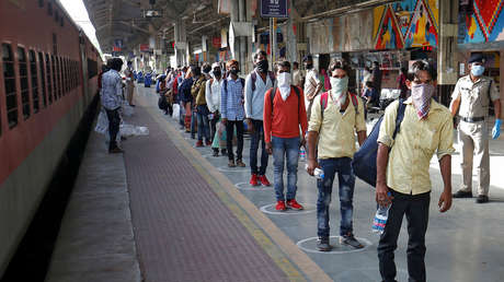 El video de un niño que intenta despertar a su madre muerta en una estación de tren conmociona a la India