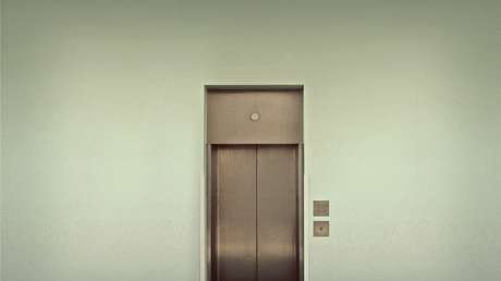 VIDEO: Una niña de dos años queda enganchada en un ascensor y es arrastrada de la mano