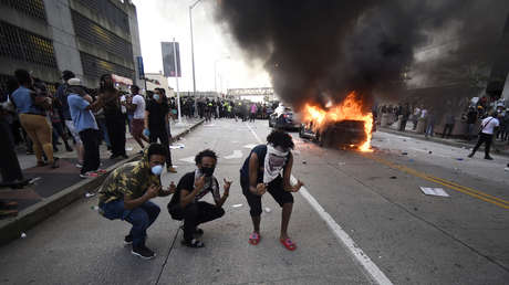 La policía de Mineápolis dispara gases lacrimógenos mientras los manifestantes desafían el toque de queda (FOTOS, VIDEOS)
