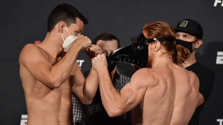 Un luchador de la UFC encara a su rival luciendo una máscara de la peste negra (FOTOS, VIDEO)