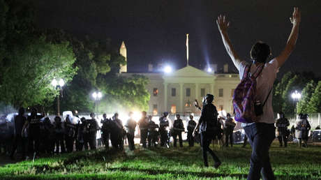 VIDEOS: Abuchean y persiguen a un periodista de Fox ante la Casa Blanca en la protesta por la muerte de Floyd