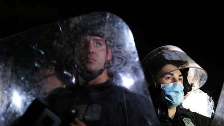 "Perros viciosos" y "armas siniestras": Trump elogia cómo el Servicio Secreto protegió la Casa Blanca de la protesta