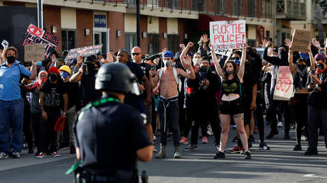 VIDEOS: Manifestantes enfurecidos derriban las puertas del canal CBS en Los Ángeles