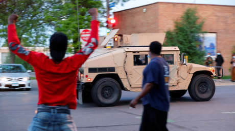 VIDEO: La Guardia Nacional dispara pintura contra vecinos de Mineápolis que estaban en su propio porche