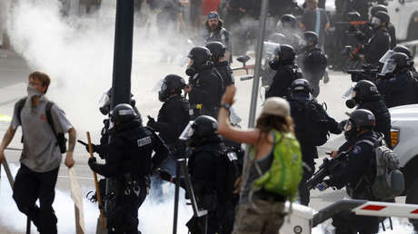 Cuatro heridos graves al chocar un vehículo contra un coche policial durante protestas en Denver (VIDEO)