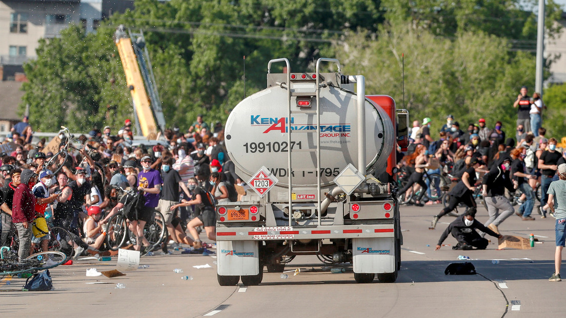 VIDEOS: Un camión cisterna embiste contra manifestantes en Mineápolis