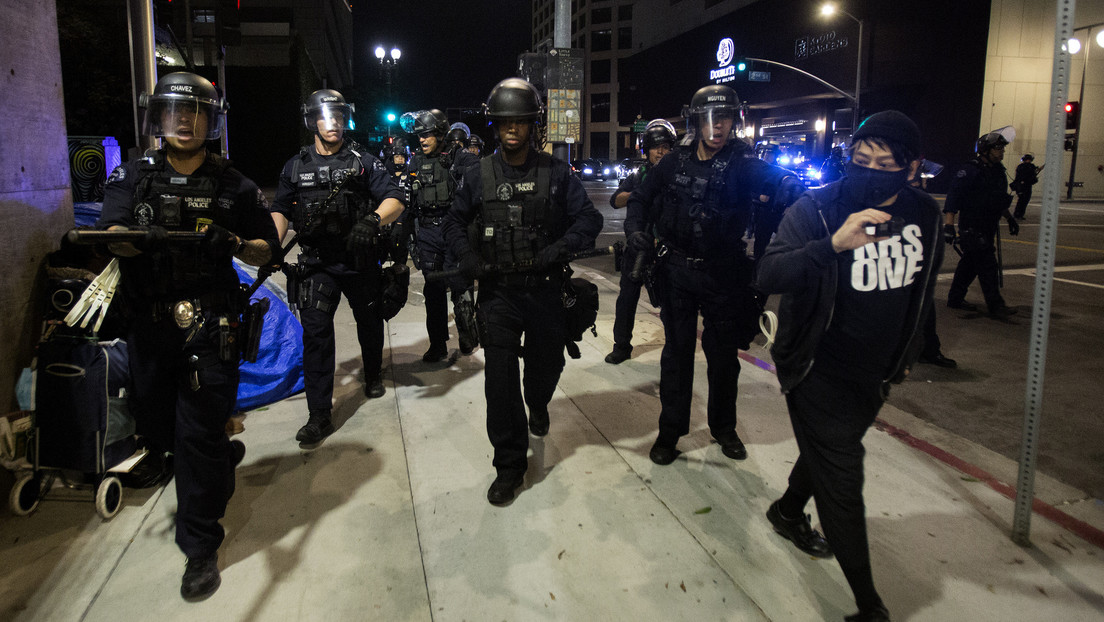 Agente de Policía abraza a manifestante durante una protesta por la muerte de George Floyd en California (VIDEO)