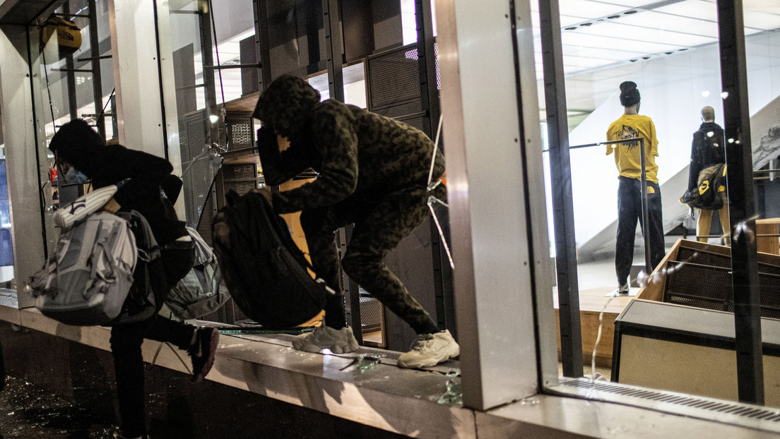 VIDEOS: Fuertes saqueos estallan en Nueva York y en Washington intentan dispersar a los manifestantes con un helicóptero