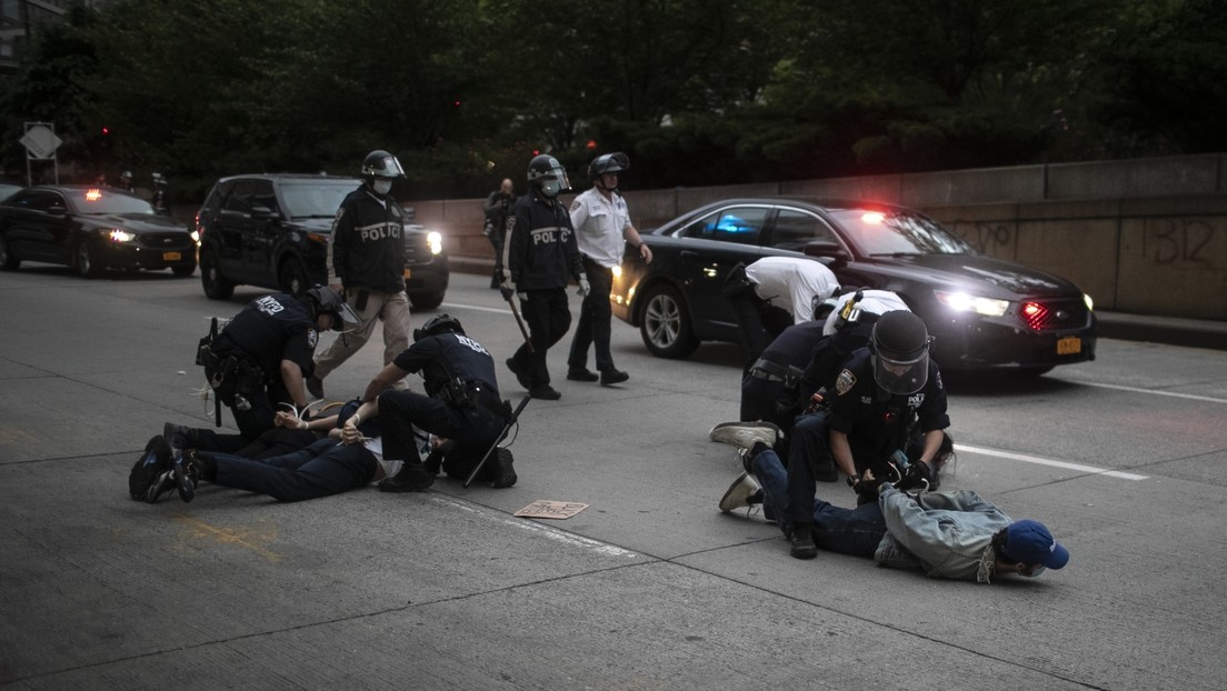 Trump pide a la Policía "endurecerse" ante la violencia en las protestas por la muerte de George Floyd