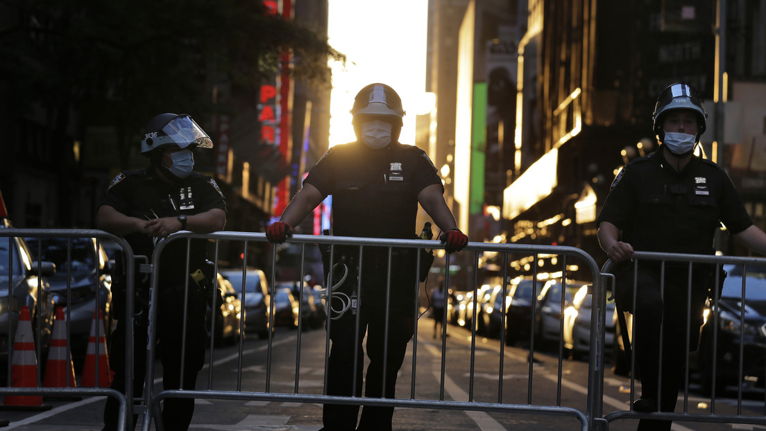 VIDEO: Un anciano se golpea la cabeza contra el suelo tras ser empujado por dos policías en Búfalo y acaba hospitalizado