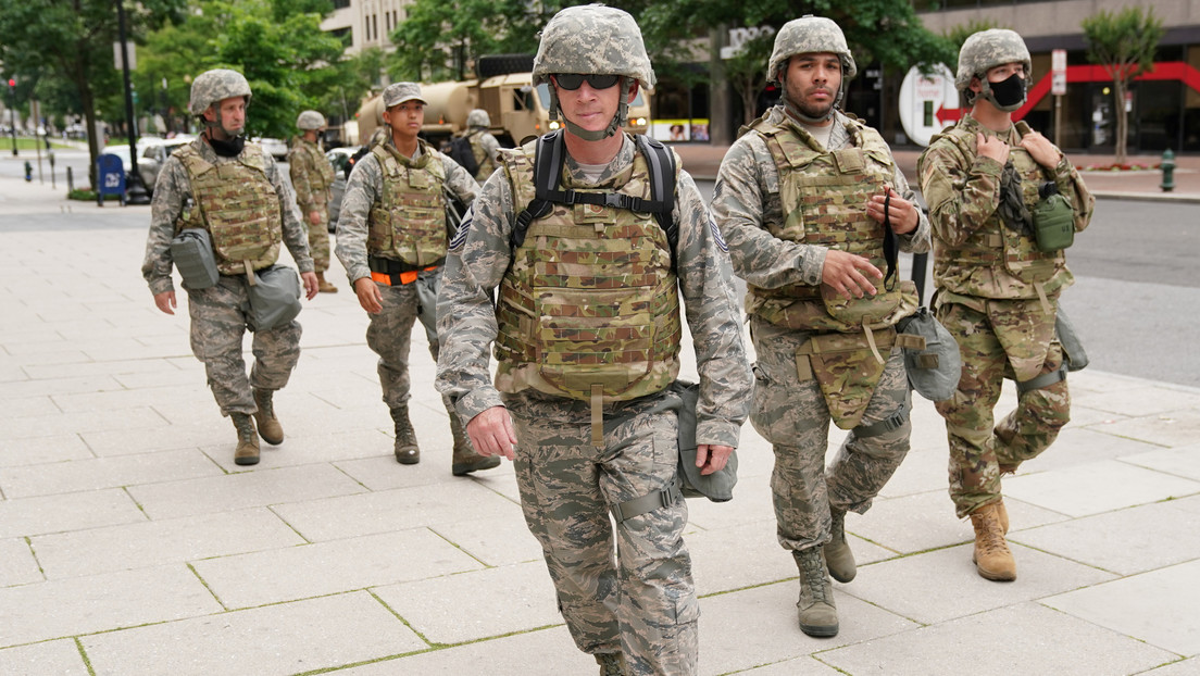 VIDEOS: Soldados de la Guardia Nacional en EE.UU. bailan la 'Macarena' con los manifestantes antes del toque de queda