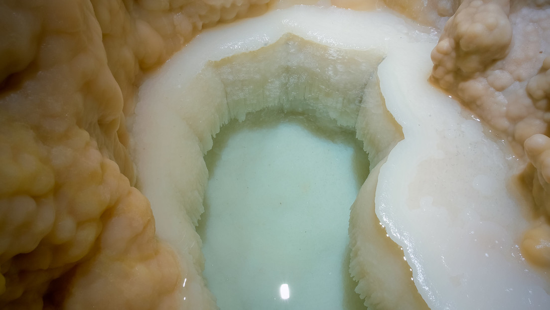 Descubren una piscina natural "completamente impoluta" e inexplorada por los humanos en una cueva en Nuevo México