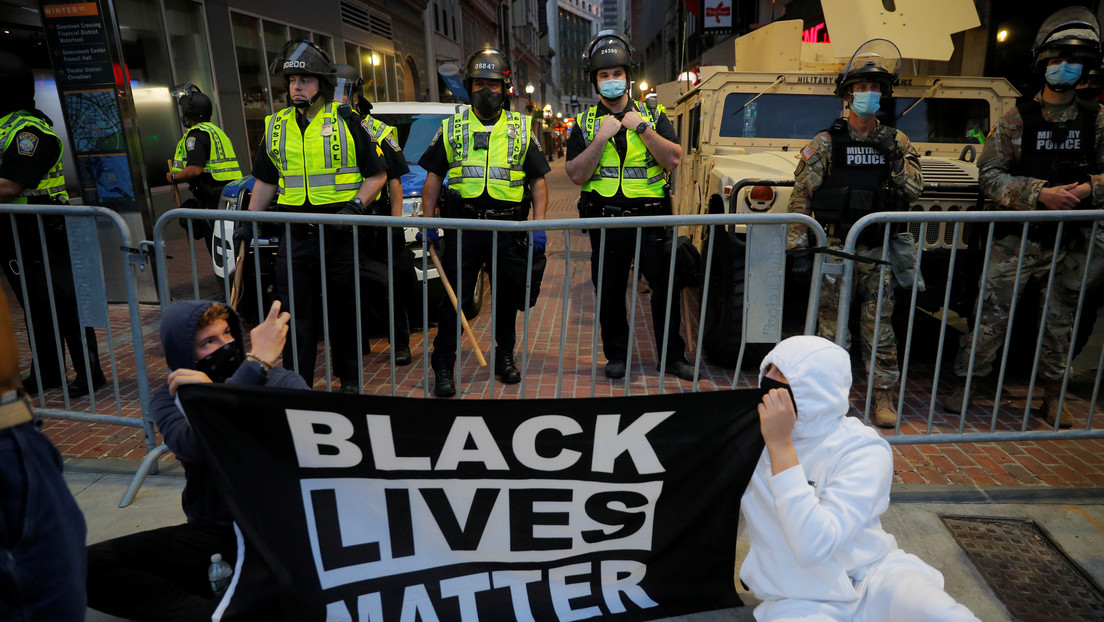 EE.UU.: Un policía mató a un hombre afroamericano desarmado tras dispararle seis veces