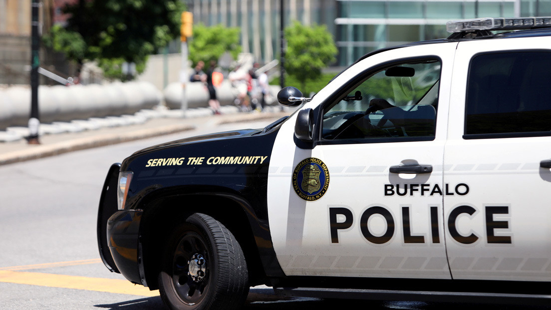 Suspenden a un despachador policial de Búfalo por instar a tirotear a los manifestantes como a "animales rabiosos"